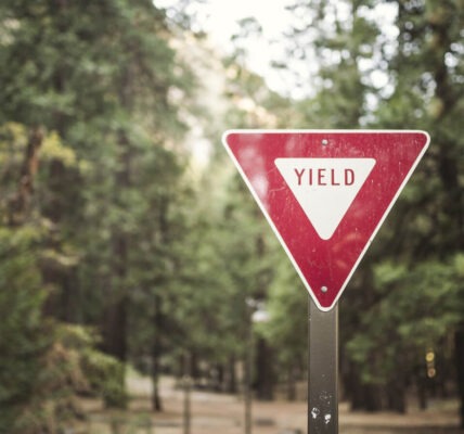 Vorfahrt gewähren Schild