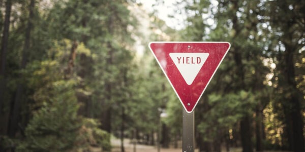 Vorfahrt gewähren Schild